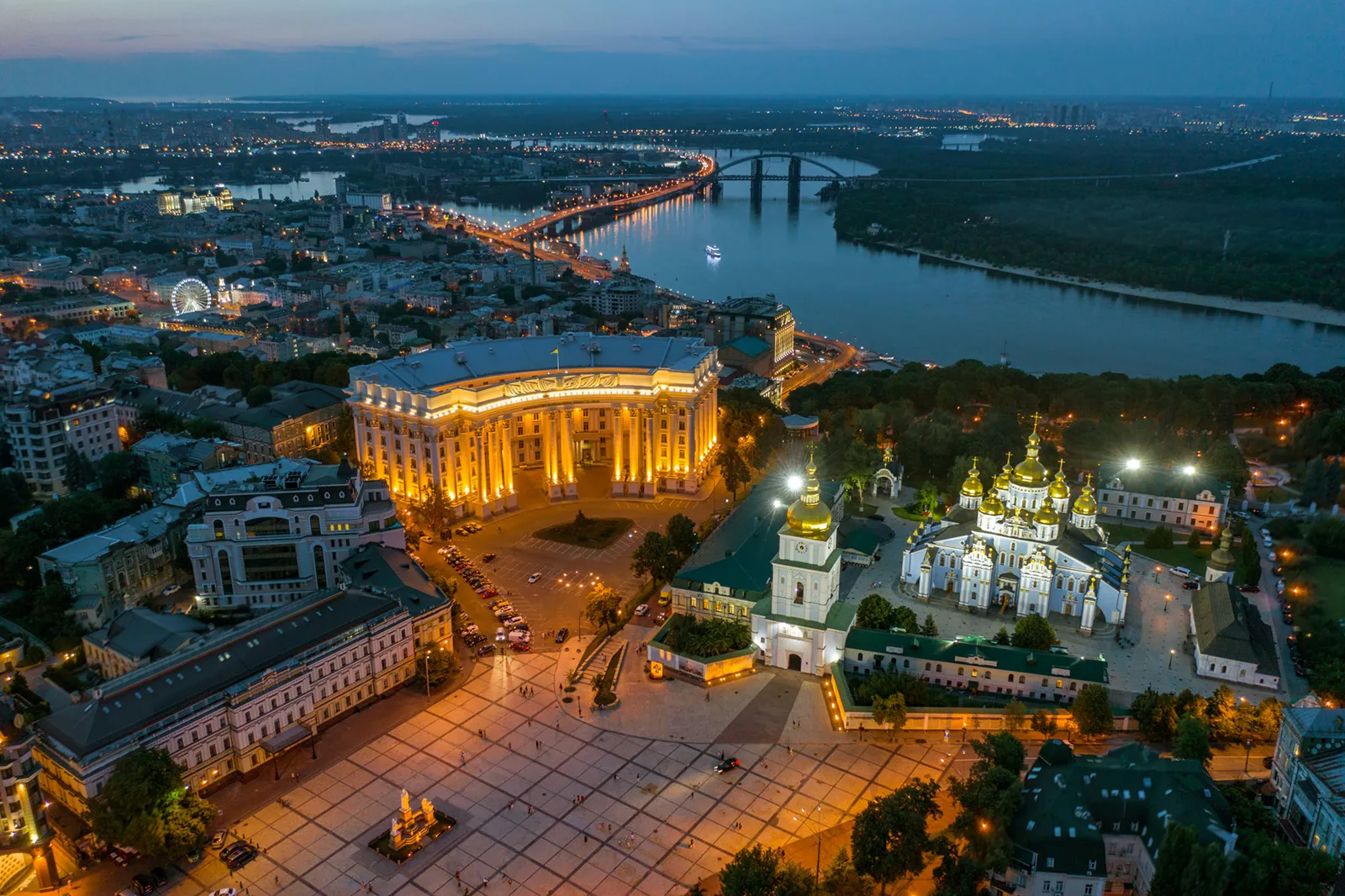 ドニエプル川沿い｜雄大な自然と都市景観の融合